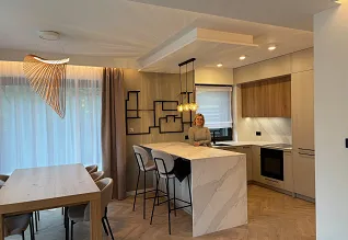 Salon z kuchnią w naturalnych barwach