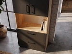 Zbliżenie na pojemną komorę oraz układ szafek i szuflad w regale Wezyr